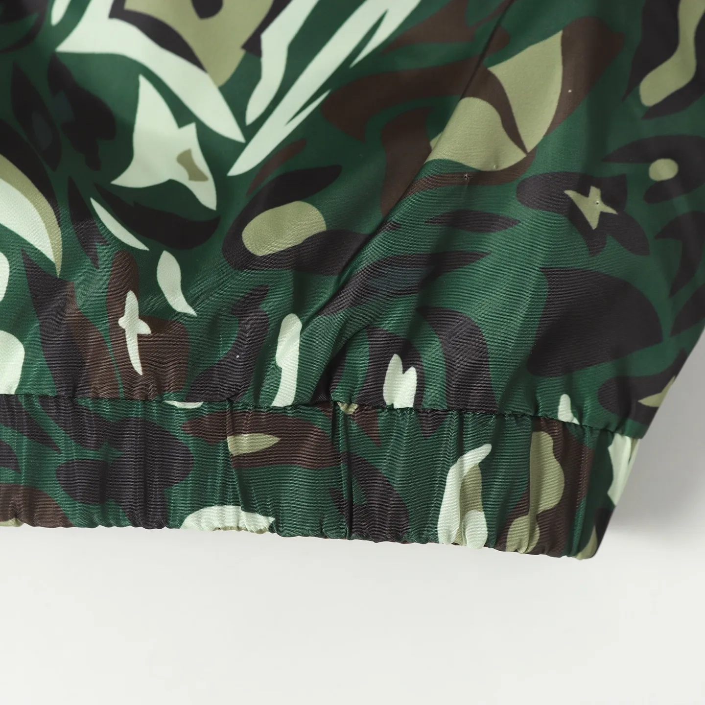 🅿️540 Louis Vuitton/Louis Vuitton camouflage presbyopic double-sided jacket. The original version was purchased for 23,000. It can be worn on both sides and can be switched between the two styles at will. Needless to say, the style is low-key and luxurious. Both sides bring out the 1V classic elements. The loose version makes the upper body casual and comfortable. The solid color side is a soft shell model, the solid color is simple, only the chest is decorated with leather, the inside and outside hardware are all double-sided engraved, and the original version can be customized and dyed. The clothes are of the same color with no color difference, and the labor cost is expensive. The lining is made of silk jacquard fabric, and the classic full-width logo jacquard process requires everything to be woven, and the process cost is extremely high. Size: 46 48 50 52